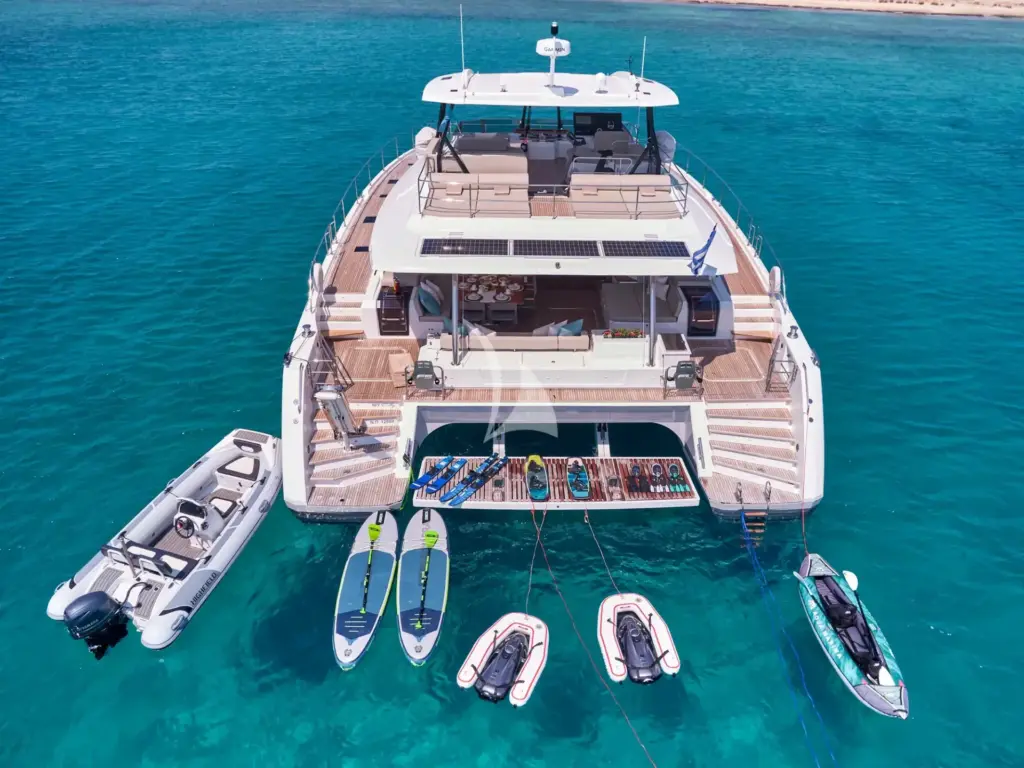 Elly - Hydraulic platform with array of water toys