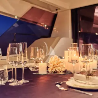 Elly - Dining table set up