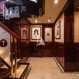 Elevator to all 4 decks