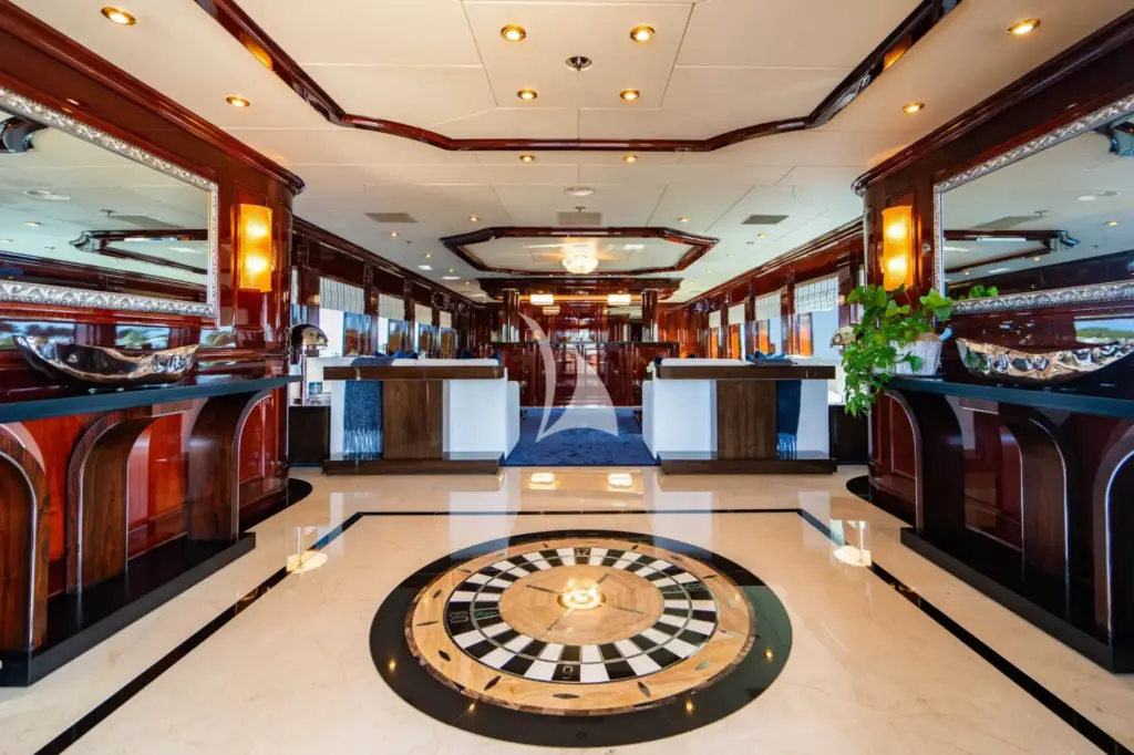 LADY ELAINE - Main Salon Entrance