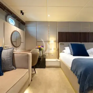 Master cabin, Kingsize bed (210 x 210 cm)