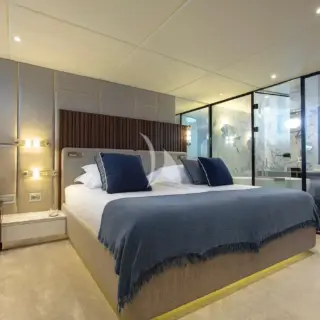 Master cabin, Kingsize bed (210 x 210 cm)