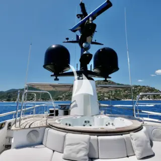Jacuzzi & Sunbathing area forward - Deck 3