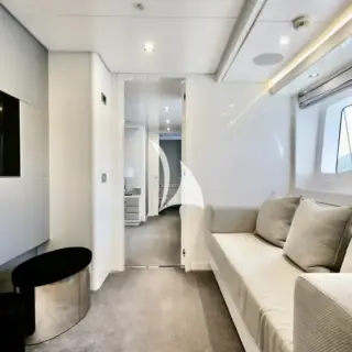 Private saloon & TV room - Master suite