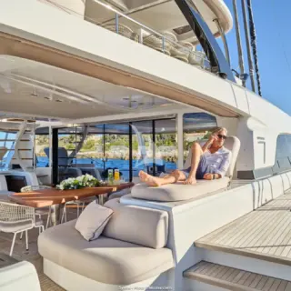 Large Cockpit & sunbathing areas