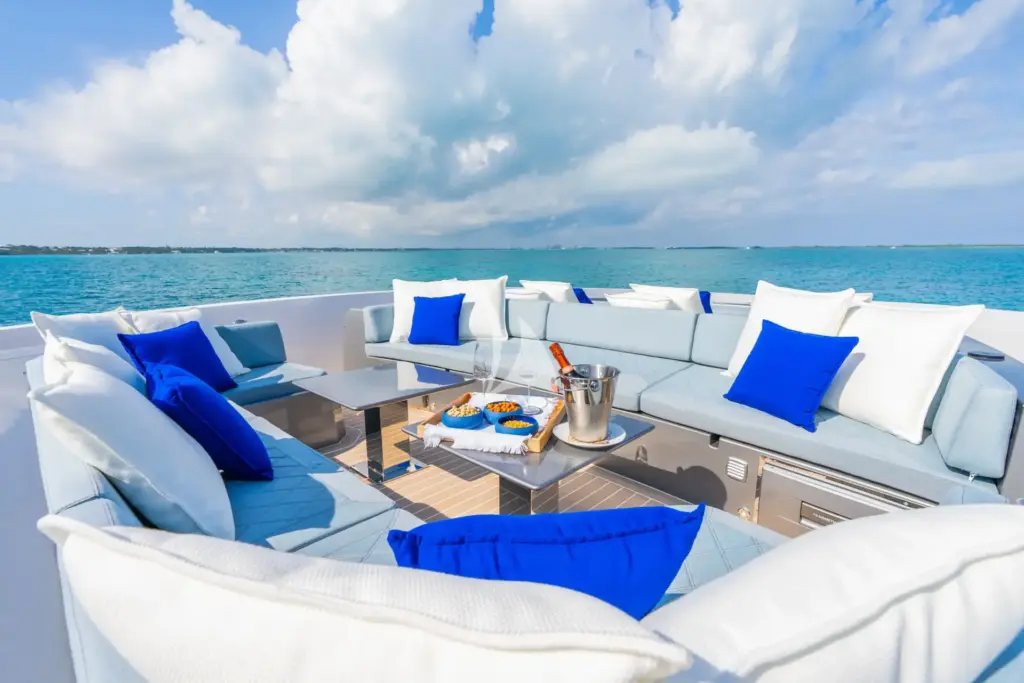 M7 - BOW LOUNGE AREA