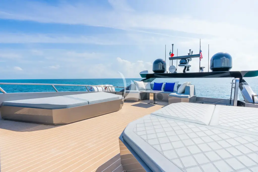 M7 - FLYBRIDGE SUNBEDS