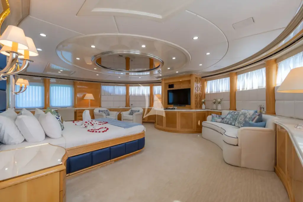 LADY AZUL - Main deck master stateroom