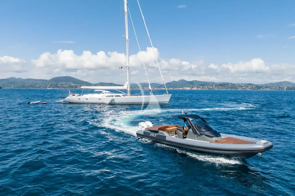 SEALEN B - Chase tender underway