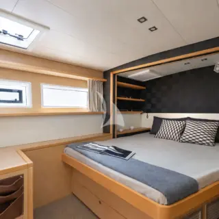 ROYAL FLUSH - Royal-Flush-queen-cabin-3