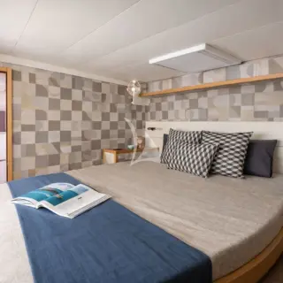 ROYAL FLUSH - Royal-Flush-Queen-cabin-2