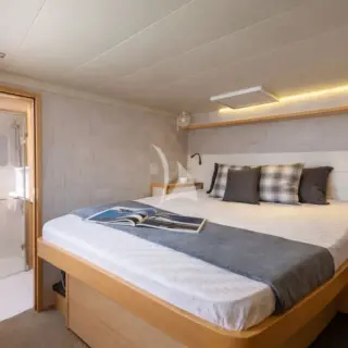 ROYAL FLUSH - Royal-Flush-queen-cabin-1