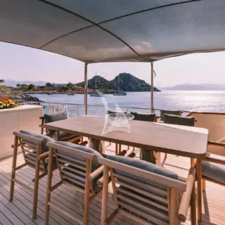 Upper deck