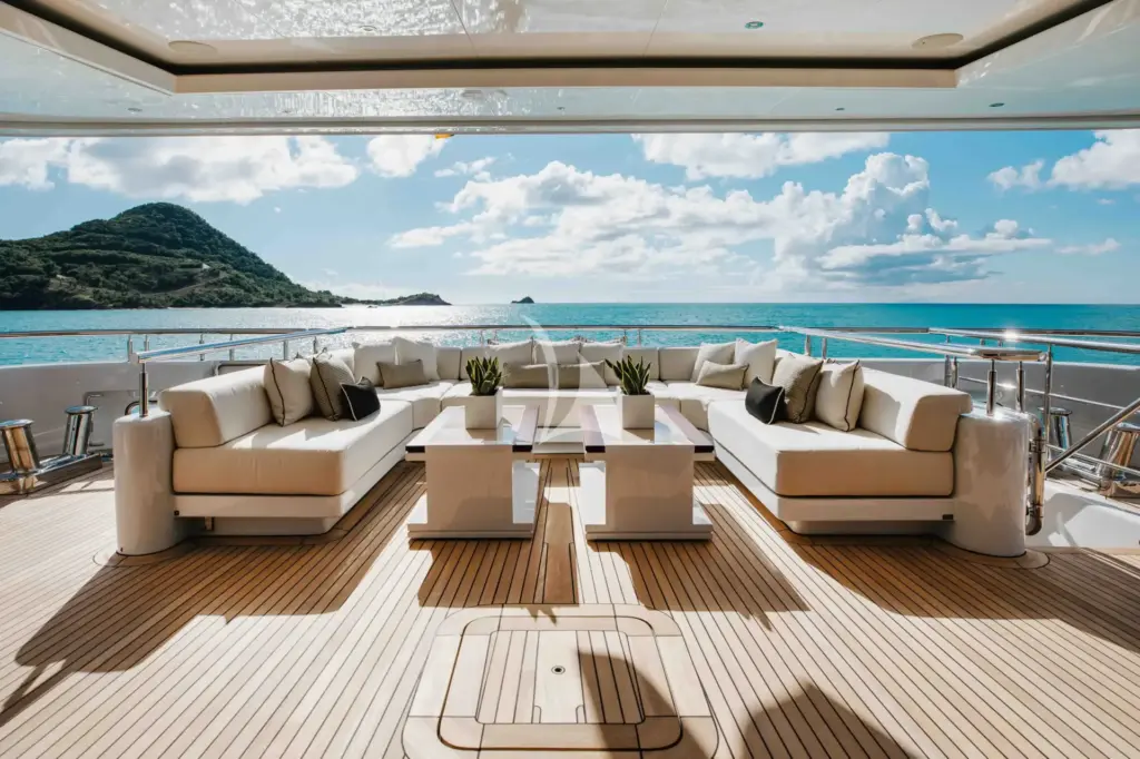 QUANTUM OF SOLACE - Main Deck | Aft