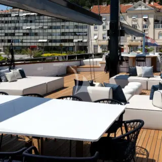 Sun deck dining and lounge