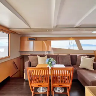 HIGH FIVE - Sitting Area