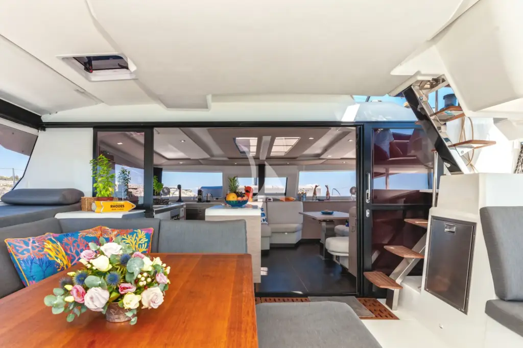 AMANTE - aft seating area / fore deck lounge