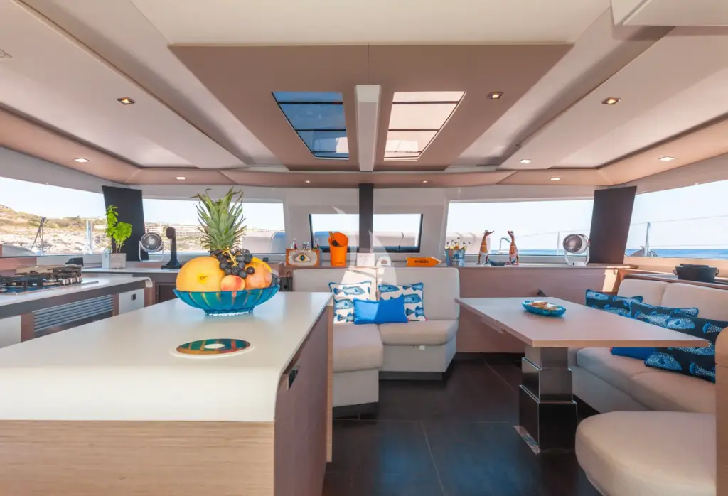 AMANTE - Galley and saloon area 