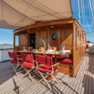 TRINAKRIA - Midship Breakfast Set up