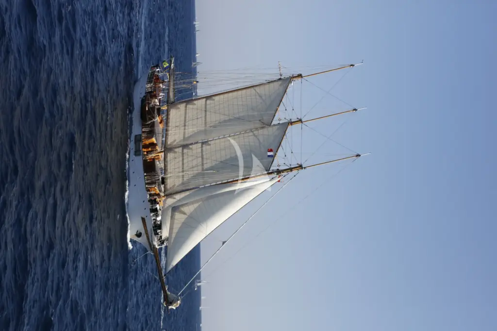 TRINAKRIA - Full Sail