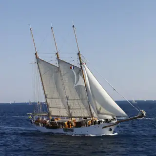 TRINAKRIA - Full Sail