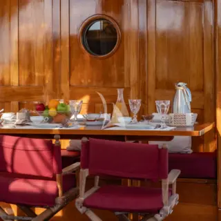 TRINAKRIA - Midship Breakfast Set up