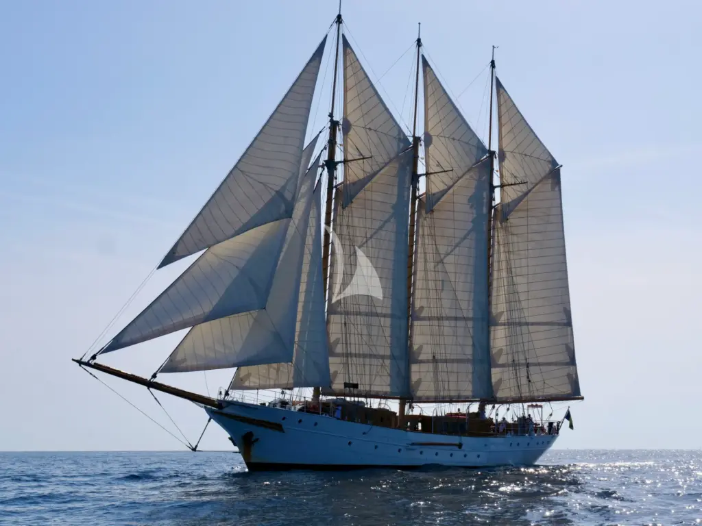 TRINAKRIA - Full Sail