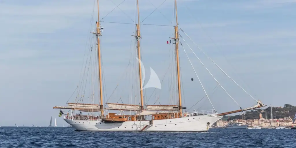 TRINAKRIA - At Anchor