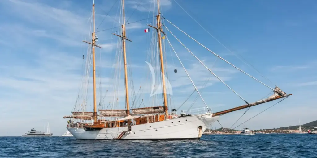 TRINAKRIA - At Anchor