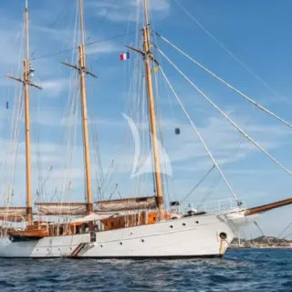 TRINAKRIA - At Anchor
