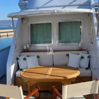 Seating area top deck