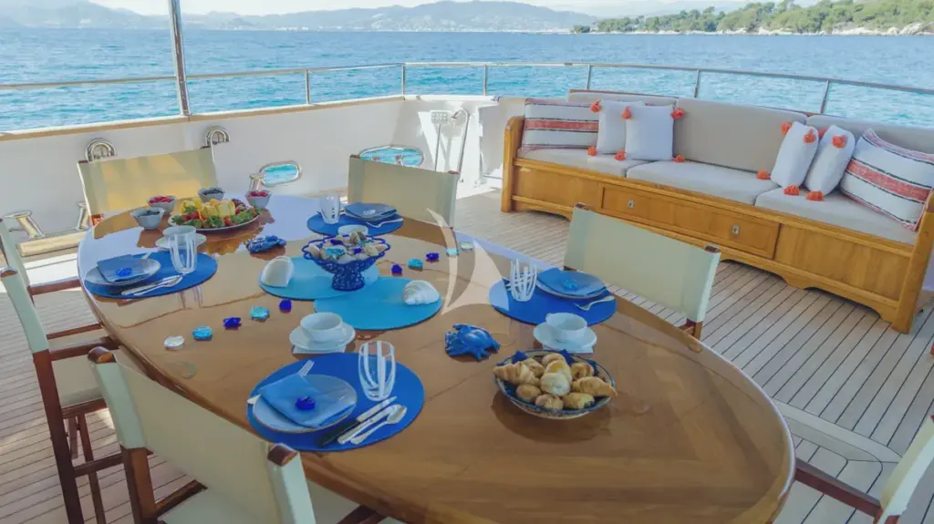 FREEMONT - Rear Deck - Dining table and sitting area