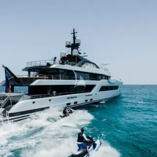 ENTOURAGE - Image 12