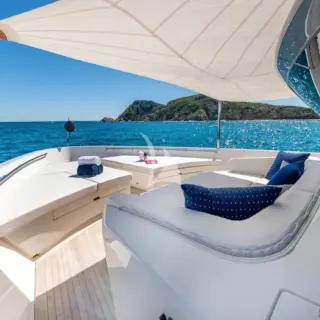 Foredeck seating/lounging area