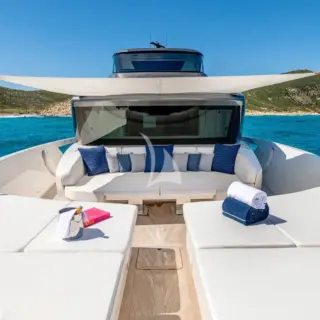 Foredeck seating/lounging area
