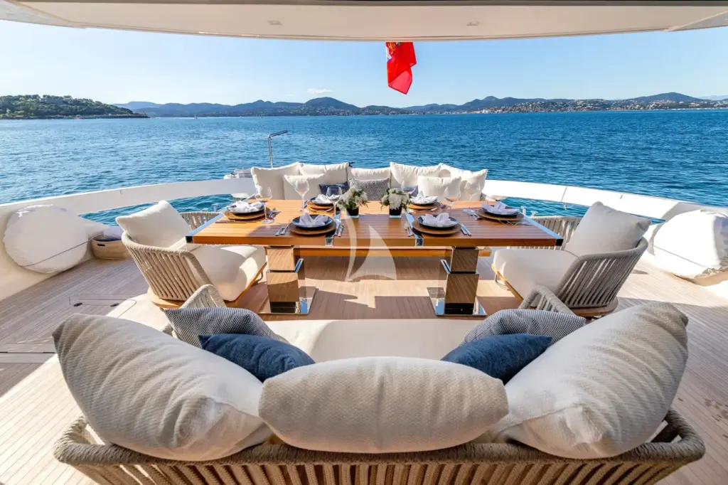 BELLE DE NUIT - Main deck dining/lounge