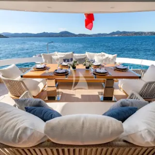 Main deck dining/lounge