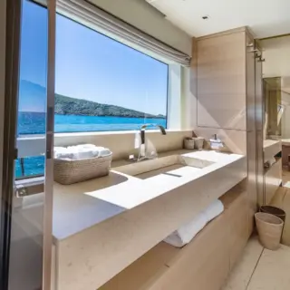 VIP cabin/2nd master en-suite bathroom