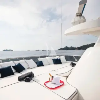 Sun deck forward