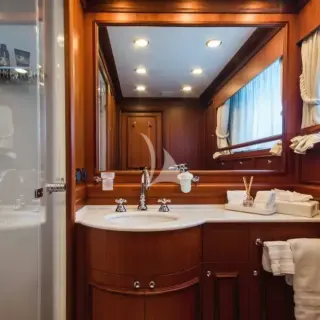 Double cabin shower room en suite