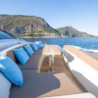 Foredeck seating