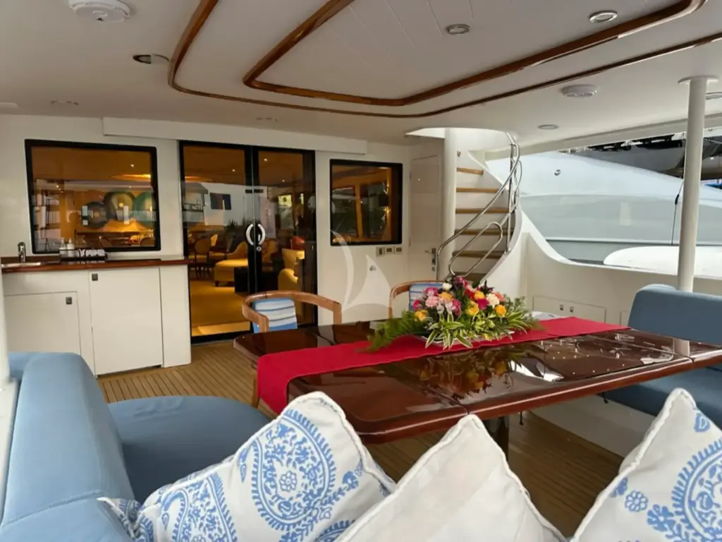 ISLAND GIRL - Main Aft Deck 