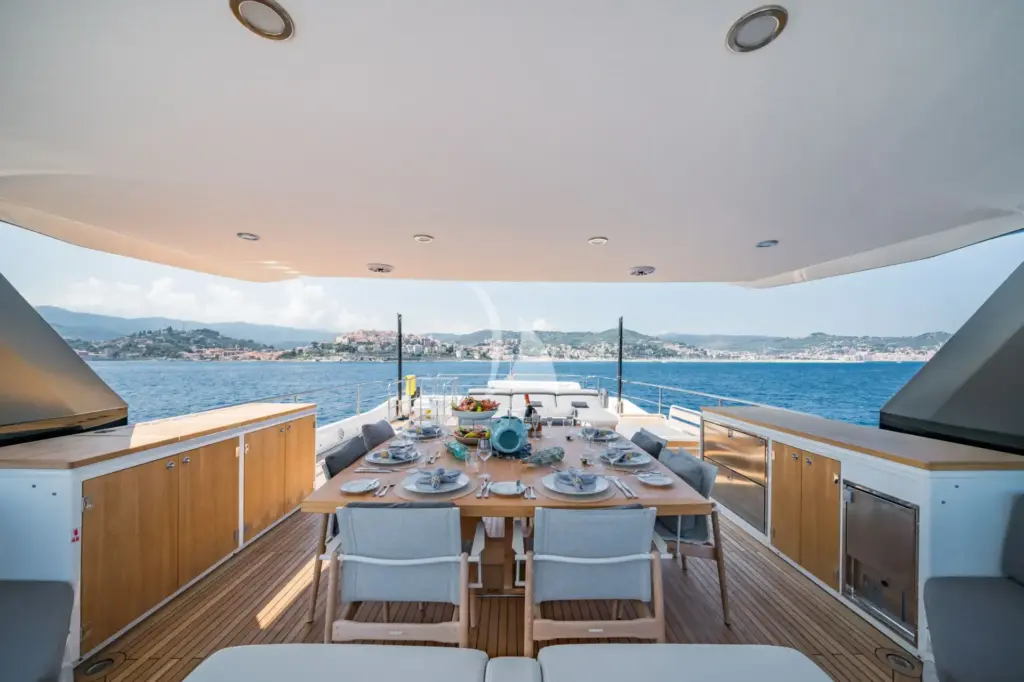 MAORIA - sun deck dining