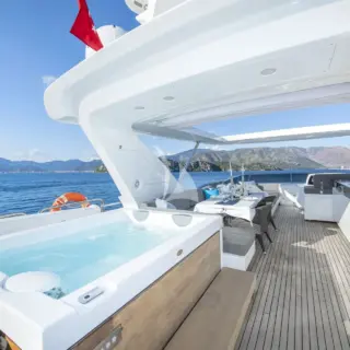 Flybridge jacuzzi