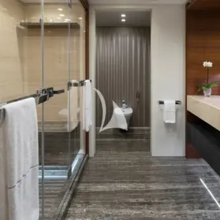 Primary Stateroom - En Suite Bathroom