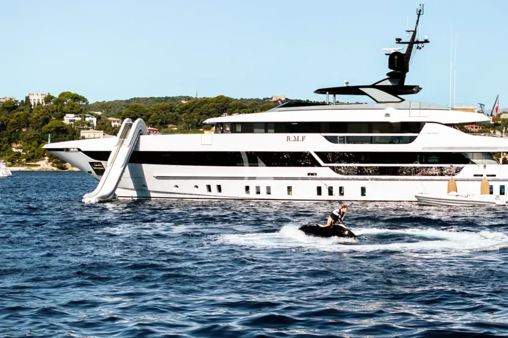 R.M.F - Tender and toys