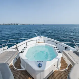 NOROADER - Foredeck jacuzzi