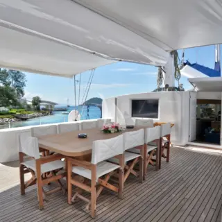 Tukiya S - Aft deck dining table