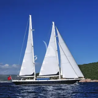 Tukiya S - under sails