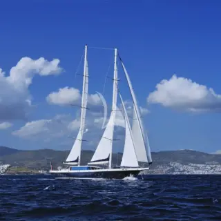 Tukiya S - under sails